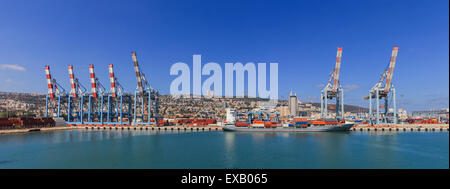 Vista panoramica della città di Haifa da Haifa di porta del dock con nave portacontainer e Carmelo mountain in background Foto Stock