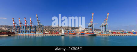 Vista panoramica della città di Haifa da Haifa di porta del dock con nave portacontainer e Carmelo mountain in background Foto Stock