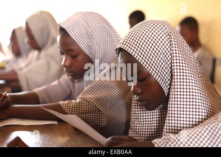 I bambini che frequentano la examen nella scuola islamica in Nigeria Foto Stock