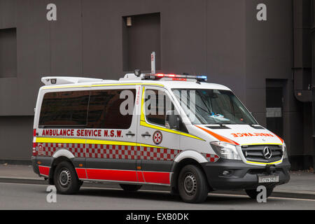 Nuovo Galles del Sud ambulanza partecipando ad una emergenza in Lee Street, Sydney, Australia. Foto Stock