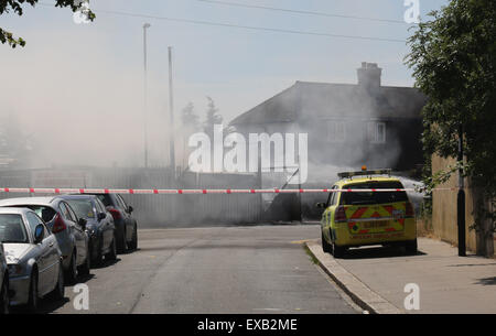 Croydon, Surrey venerdì 10 luglio 2015 Quattro motori Fire e una ventina di vigili del fuoco sono stati chiamati per un incendio al costruttore cantiere sulla corsia di fabbrica a Croydon questo pomeriggio il fuoco ha riguardato circa due tonnellate di rifiuti sfusi e una bombola di butano che equipaggi raffreddato. Station Manager Sally Harper che era presso la scena ha detto: "Il fuoco è stata ben sviluppata quando siamo arrivati e i nostri equipaggi hanno lavorato duramente per ottenere rapidamente sotto controllo. Grazie ai loro sforzi, il fuoco era limitata alla fase di cantiere, sebbene noi evacuata una casa nelle vicinanze proprio come una precauzione. Credito: Jason Kay/Alamy Live News Foto Stock