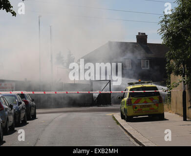 Croydon, Surrey venerdì 10 luglio 2015 Quattro motori Fire e una ventina di vigili del fuoco sono stati chiamati per un incendio al costruttore cantiere sulla corsia di fabbrica a Croydon questo pomeriggio il fuoco ha riguardato circa due tonnellate di rifiuti sfusi e una bombola di butano che equipaggi raffreddato. Station Manager Sally Harper che era presso la scena ha detto: "Il fuoco è stata ben sviluppata quando siamo arrivati e i nostri equipaggi hanno lavorato duramente per ottenere rapidamente sotto controllo. Grazie ai loro sforzi, il fuoco era limitata alla fase di cantiere, sebbene noi evacuata una casa nelle vicinanze proprio come una precauzione. Credito: Jason Kay/Alamy Live News Foto Stock