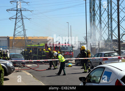 Croydon, Surrey venerdì 10 luglio 2015 Quattro motori Fire e una ventina di vigili del fuoco sono stati chiamati per un incendio al costruttore cantiere sulla corsia di fabbrica a Croydon questo pomeriggio il fuoco ha riguardato circa due tonnellate di rifiuti sfusi e una bombola di butano che equipaggi raffreddato. Station Manager Sally Harper che era presso la scena ha detto: "Il fuoco è stata ben sviluppata quando siamo arrivati e i nostri equipaggi hanno lavorato duramente per ottenere rapidamente sotto controllo. Grazie ai loro sforzi, il fuoco era limitata alla fase di cantiere, sebbene noi evacuata una casa nelle vicinanze proprio come una precauzione. Credito: Jason Kay/Alamy Live News Foto Stock