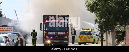 Croydon, Surrey venerdì 10 luglio 2015 Quattro motori Fire e una ventina di vigili del fuoco sono stati chiamati per un incendio al costruttore cantiere sulla corsia di fabbrica a Croydon questo pomeriggio il fuoco ha riguardato circa due tonnellate di rifiuti sfusi e una bombola di butano che equipaggi raffreddato. Station Manager Sally Harper che era presso la scena ha detto: "Il fuoco è stata ben sviluppata quando siamo arrivati e i nostri equipaggi hanno lavorato duramente per ottenere rapidamente sotto controllo. Grazie ai loro sforzi, il fuoco era limitata alla fase di cantiere, sebbene noi evacuata una casa nelle vicinanze proprio come una precauzione. Credito: Jason Kay/Alamy Live News Foto Stock