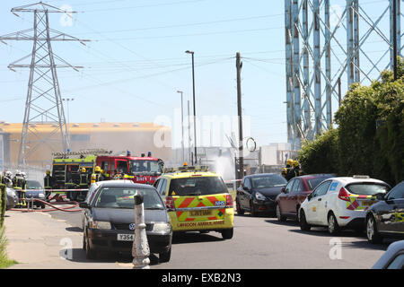 Croydon, Surrey venerdì 10 luglio 2015 Quattro motori Fire e una ventina di vigili del fuoco sono stati chiamati per un incendio al costruttore cantiere sulla corsia di fabbrica a Croydon questo pomeriggio il fuoco ha riguardato circa due tonnellate di rifiuti sfusi e una bombola di butano che equipaggi raffreddato. Station Manager Sally Harper che era presso la scena ha detto: "Il fuoco è stata ben sviluppata quando siamo arrivati e i nostri equipaggi hanno lavorato duramente per ottenere rapidamente sotto controllo. Grazie ai loro sforzi, il fuoco era limitata alla fase di cantiere, sebbene noi evacuata una casa nelle vicinanze proprio come una precauzione. Credito: Jason Kay/Alamy Live News Foto Stock