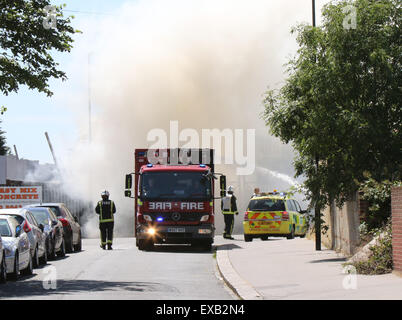 Croydon, Surrey venerdì 10 luglio 2015 Quattro motori Fire e una ventina di vigili del fuoco sono stati chiamati per un incendio al costruttore cantiere sulla corsia di fabbrica a Croydon questo pomeriggio il fuoco ha riguardato circa due tonnellate di rifiuti sfusi e una bombola di butano che equipaggi raffreddato. Station Manager Sally Harper che era presso la scena ha detto: "Il fuoco è stata ben sviluppata quando siamo arrivati e i nostri equipaggi hanno lavorato duramente per ottenere rapidamente sotto controllo. Grazie ai loro sforzi, il fuoco era limitata alla fase di cantiere, sebbene noi evacuata una casa nelle vicinanze proprio come una precauzione. Credito: Jason Kay/Alamy Live News Foto Stock