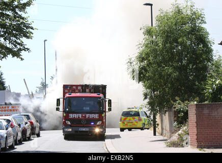 Croydon, Surrey venerdì 10 luglio 2015 Quattro motori Fire e una ventina di vigili del fuoco sono stati chiamati per un incendio al costruttore cantiere sulla corsia di fabbrica a Croydon questo pomeriggio il fuoco ha riguardato circa due tonnellate di rifiuti sfusi e una bombola di butano che equipaggi raffreddato. Station Manager Sally Harper che era presso la scena ha detto: "Il fuoco è stata ben sviluppata quando siamo arrivati e i nostri equipaggi hanno lavorato duramente per ottenere rapidamente sotto controllo. Grazie ai loro sforzi, il fuoco era limitata alla fase di cantiere, sebbene noi evacuata una casa nelle vicinanze proprio come una precauzione. Credito: Jason Kay/Alamy Live News Foto Stock