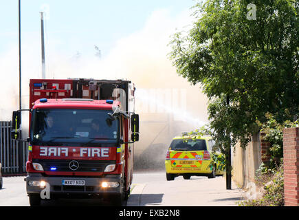 Croydon, Surrey venerdì 10 luglio 2015 Quattro motori Fire e una ventina di vigili del fuoco sono stati chiamati per un incendio al costruttore cantiere sulla corsia di fabbrica a Croydon questo pomeriggio il fuoco ha riguardato circa due tonnellate di rifiuti sfusi e una bombola di butano che equipaggi raffreddato. Station Manager Sally Harper che era presso la scena ha detto: "Il fuoco è stata ben sviluppata quando siamo arrivati e i nostri equipaggi hanno lavorato duramente per ottenere rapidamente sotto controllo. Grazie ai loro sforzi, il fuoco era limitata alla fase di cantiere, sebbene noi evacuata una casa nelle vicinanze proprio come una precauzione. Credito: Jason Kay/Alamy Live News Foto Stock