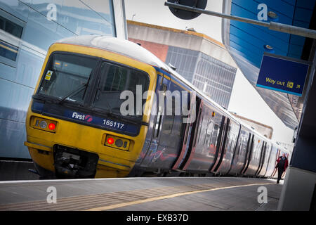 Classe 165 treno in primo grande Western livrea a lettura stazione ferroviaria, Inghilterra. Foto Stock