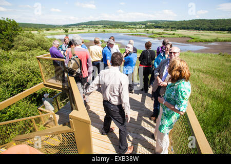 I visitatori di Leighton Moss godendo la Sky Tower antenna piattaforma di visualizzazione che si affaccia sulla riserva naturale da treetop altezza Foto Stock