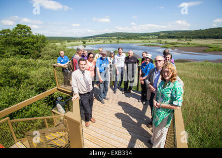 I visitatori di Leighton Moss godendo la Sky Tower antenna piattaforma di visualizzazione che si affaccia sulla riserva naturale da treetop altezza Foto Stock