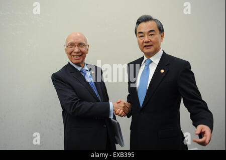 Ufa, Russia. 10 Luglio, 2015. Il ministro degli Affari Esteri cinese Wang Yi (R) si riunisce con il Pakistan PM's security advisor Sartaj Aziz a Ufa, Russia, 10 luglio 2015. Wang Yi è a Ufa per l annuale BRICS (Brasile, Russia, India, Cina, Sud Africa) vertice. © Dai Tianfang/Xinhua/Alamy Live News Foto Stock