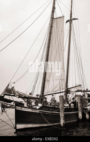 Yacht ormeggiati sul lago di Garda, Italia. Foto Stock