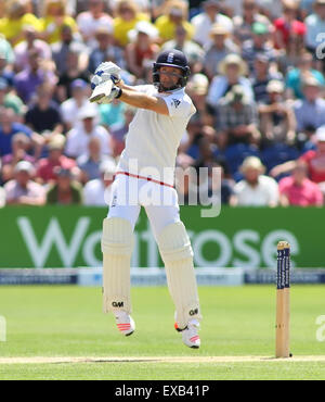 CARDIFF, GALLES - 10 Luglio: Adam Lyth di Inghilterra gioca un colpo durante il giorno tre del 1° Investec Ceneri Test match tra Inghilterra e Australia di SWALEC Stadium il 10 luglio 2015 a Cardiff, Regno Unito. (Foto di Mitchell Gunn/ESPA).Caption locale ***Adam Lyth Foto Stock