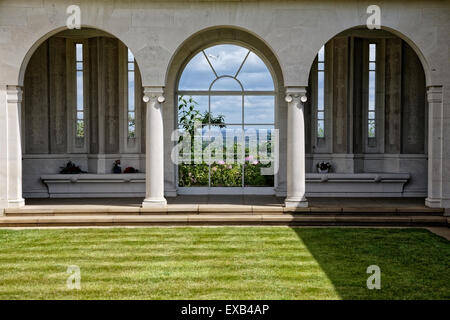 Commonwealth Air Forces Memorial Runnymede UK - vista verso Londra attraverso il nord est finestra chiostro Foto Stock