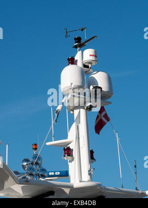 Dettaglio del radar e di apparecchiature di comunicazione di un moderno yacht nel porto,Copenhagen,Danimarca Foto Stock