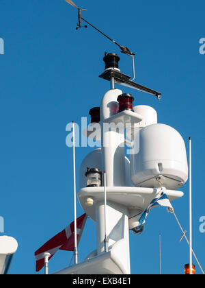 Dettaglio del radar e di apparecchiature di comunicazione di un moderno yacht nel porto,Copenhagen,Danimarca Foto Stock