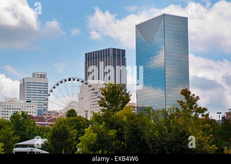 Paesaggio con grattacieli e Atlanta ruota panoramica Ferris Foto Stock