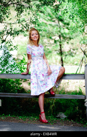 A piena lunghezza Ritratto di una giovane donna in un Vintage dress e scarpe Foto Stock