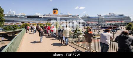 Kiel, Germania. 10 Luglio, 2015. Le navi da crociera Costa SC Favolosa (l) e Regal Princess attendere per una tempesta di passare sul Baltico sulla banchina di Kiel, Germania, 10 luglio 2015. Foto: Markus SCHOLZ/DPA/Alamy Live News Foto Stock