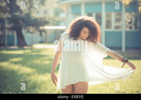 Giovani belle marocchino donna ricci al parco Foto Stock