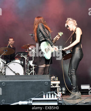 Oxfordshire, Regno Unito. 10 Luglio, 2015. Immagine :Festival Cornbury UK 10 Luglio 15. Rebecca & Megan Lovell, Larkin Poe, sul palco principale al 2015 Cornbury Festival. Data 10/07/2015 Ref: Credito: charlie bryan/Alamy Live News Foto Stock