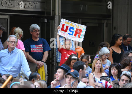 New York, Stati Uniti d'America. 10 Luglio, 2015. Ventilatori in Womens World Cup Victory Parade di New York City. Credito: Christopher Penler/Alamy Live News Foto Stock