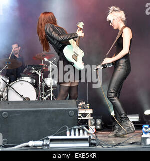 Oxfordshire, Regno Unito. 10 Luglio, 2015. Immagine :Festival Cornbury UK 10 Luglio 15. Rebecca & Megan Lovell, Larkin Poe, sul palco principale al 2015 Cornbury Festival. Data 10/07/2015 Ref: Credito: charlie bryan/Alamy Live News Foto Stock