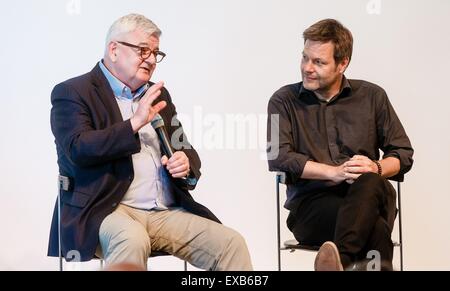 Kiel, Germania. 10 Luglio, 2015. Ex Ministro degli esteri tedesco Joschka Fischer (Alleanza 90/Partito dei Verdi), e Schleswig-Holstein per Ambiente e Energia Robert Habeck (Partito dei Verdi, R) parlare durante un panel di discussione sulle politiche energetiche e di uscire dal nucleare e fossile-energia del combustibile come mezzo per portare la pace in Kiel, Germania, 10 luglio 2015. Foto: Markus Scholz/dpa/Alamy Live News Foto Stock