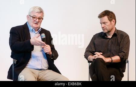 Kiel, Germania. 10 Luglio, 2015. Ex Ministro degli esteri tedesco Joschka Fischer (Alleanza 90/Partito dei Verdi), e Schleswig-Holstein per Ambiente e Energia Robert Habeck (Partito dei Verdi, R) parlare durante un panel di discussione sulle politiche energetiche e di uscire dal nucleare e fossile-energia del combustibile come mezzo per portare la pace in Kiel, Germania, 10 luglio 2015. Foto: Markus Scholz/dpa/Alamy Live News Foto Stock