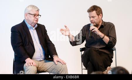 Kiel, Germania. 10 Luglio, 2015. Ex Ministro degli esteri tedesco Joschka Fischer (Alleanza 90/Partito dei Verdi), e Schleswig-Holstein per Ambiente e Energia Robert Habeck (Partito dei Verdi, R) parlare durante un panel di discussione sulle politiche energetiche e di uscire dal nucleare e fossile-energia del combustibile come mezzo per portare la pace in Kiel, Germania, 10 luglio 2015. Foto: Markus Scholz/dpa/Alamy Live News Foto Stock