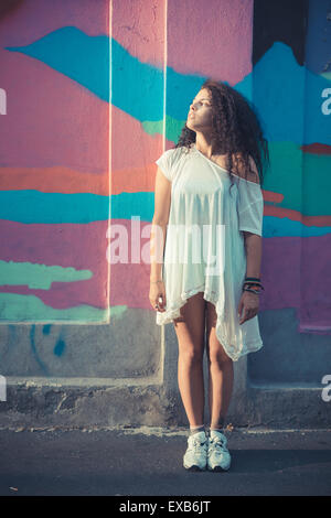 Giovani belle marocchino donna ricci al parco Foto Stock