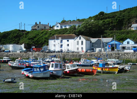 Barche da pesca in porto con la bassa marea, Porthleven, Cornwall, Regno Unito Foto Stock