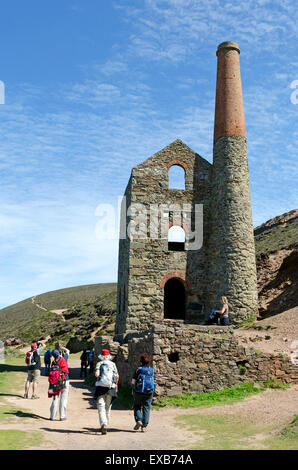 Visitatori presso il motore Towanroath House parte della vecchia Wheal Coates miniera di stagno nei pressi di Santa Agnese in Cornovaglia, England, Regno Unito Foto Stock