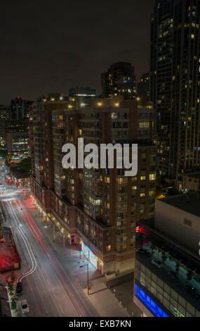 Paesaggio urbano notturno Toronto. La vista dal mio balcone al 18° piano si affaccia su Gerrard St W. Toronto, Canada Foto Stock