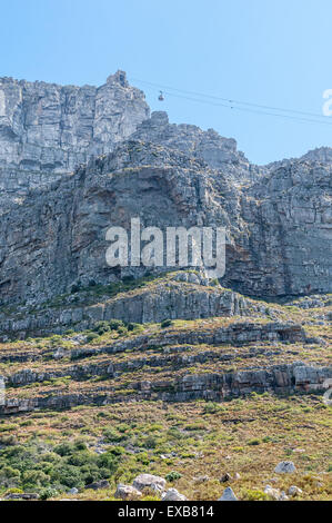 Vista della Table Mountain e cavo superiore dalla stazione di Cape Town. Una macchina di cavo è visibile. La funivia è stata aperta il 4 ottobre 1929 Foto Stock