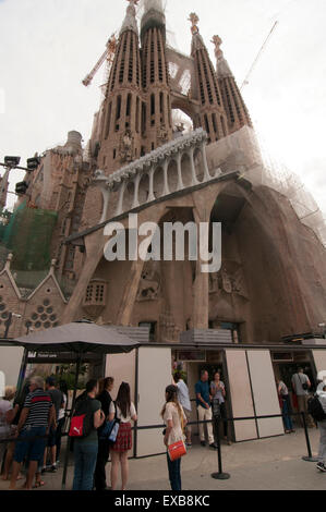 I turisti in coda al di fuori della facciata della Passione, La Sagrada Familia Foto Stock