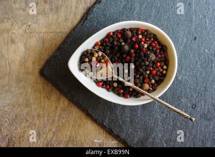 Un assortimento di diversi tipi di grano di pepe Foto Stock