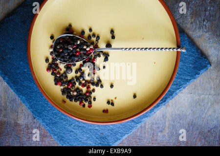 Un assortimento di diversi tipi di grano di pepe Foto Stock