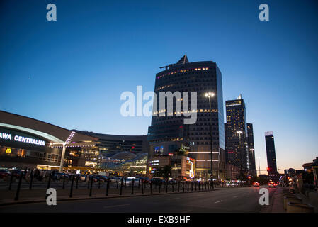 Scena notturna nel quartiere degli affari di Varsavia Foto Stock