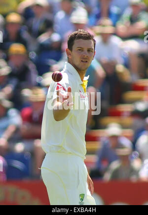 Cardiff, Galles. 10 Luglio, 2015. Josh Hazlewood di Australia durante il giorno tre del 1° Investec Ceneri Test match tra Inghilterra e Australia di SWALEC Stadium il 10 luglio 2015 a Cardiff, Regno Unito. Credito: Mitchell Gunn/ESPA/Alamy Live News Foto Stock