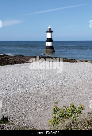 Trwyn Du Faro è un faro tra Dinmor Punto vicino Penmon e sud est Anglesey Foto Stock