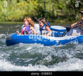 Floating il fiume Boise. Bambini divertirsi andando attraverso le rapide su una zattera. Boise, Idaho, Stati Uniti d'America Foto Stock