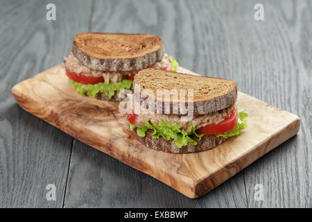 Sandwich con tonno e verdure su pane di segale Foto Stock