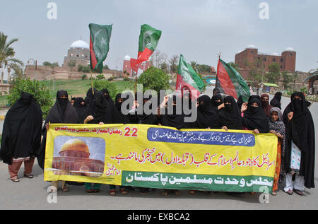 Gli attivisti del Majlis-e-Wahdat-ul-Muslimeen stanno segnando Youm-ul-Quds a sostegno della Palestina come stanno protestando contro Israele e Stati Uniti d'America durante la manifestazione a Multan Venerdì, 10 luglio 2015. Foto Stock