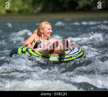 Floating il fiume Boise su un tubo. Foto Stock