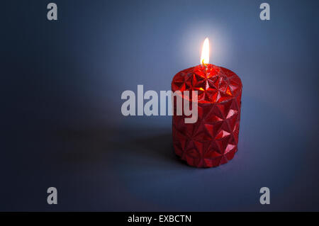 Natale Rosso candela accesa e splendente nel buio. Foto Stock