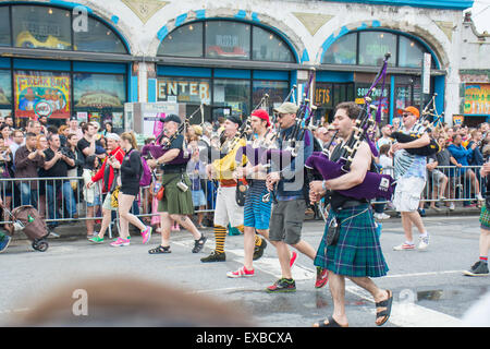 Bagpipers al Mermaid parade, la più grande sfilata di arte nella nazione e una celebrazione della mitologia antica e honky-tonk rituali Foto Stock