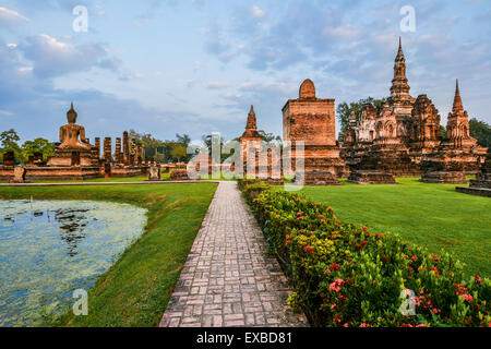 Udienza Budha in Wat Mahathat, parco storico che copre le rovine della città vecchia di Sukhothai, Thailanda Foto Stock