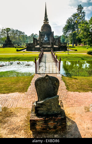 Vecchio chedi (stupa buddisti) in Sukhothai, Thailandia, parco storico che copre le rovine della città vecchia di Sukhothai, Thailandia Foto Stock